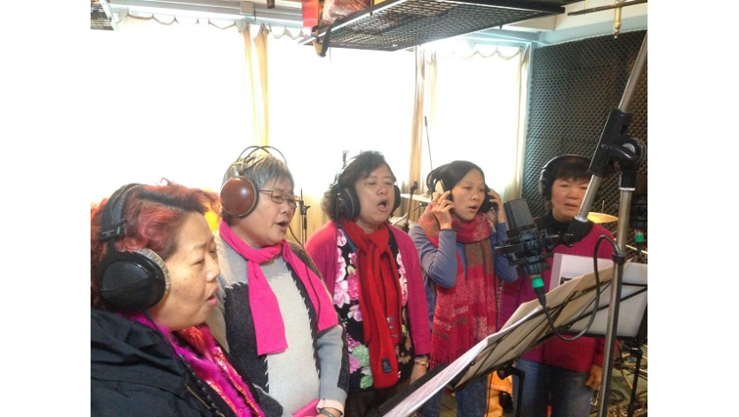 與天水圍婦女社區團體成立「朗澄之聲」社區音樂小組，把精神康資訊及共融理念透過音樂帶入社區