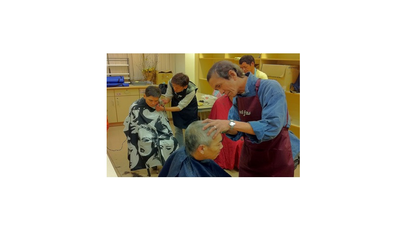 去年，更生人士義工為長者提供剪髮服務